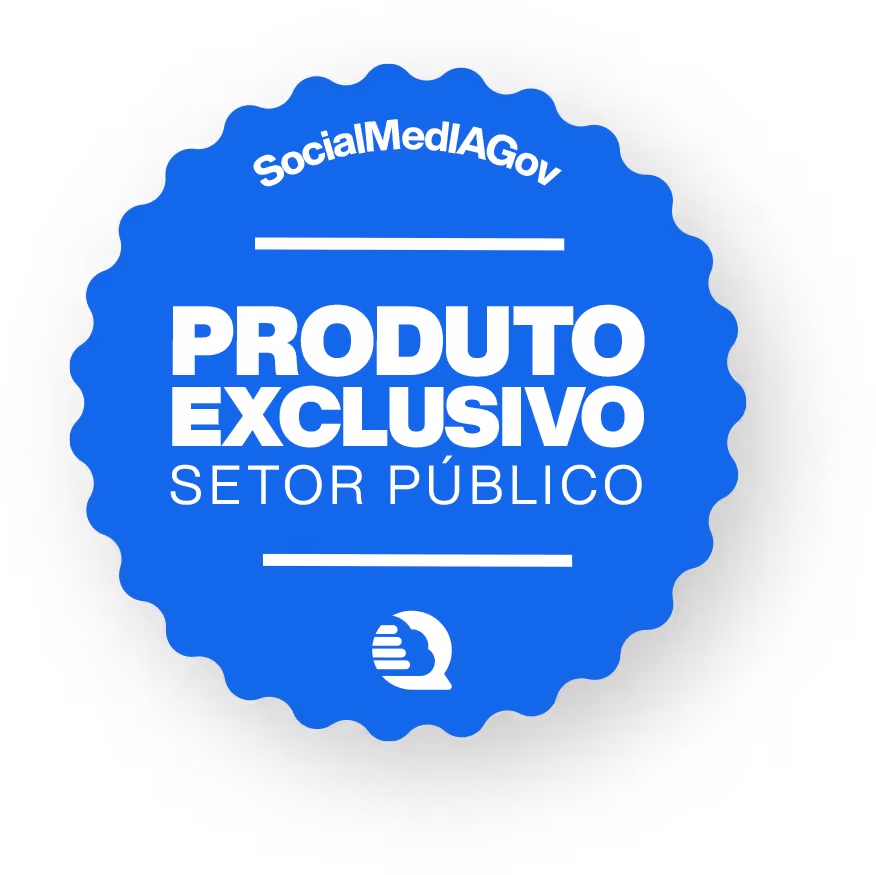 Blue round badge with scalloped edges displaying the text 'SocialMedIAGov', 'PRODUTO EXCLUSIVO', and 'SETOR PÚBLICO' in white letters, and a small logo at the bottom.